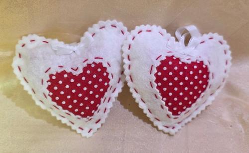 Bíločervená srdíčka 