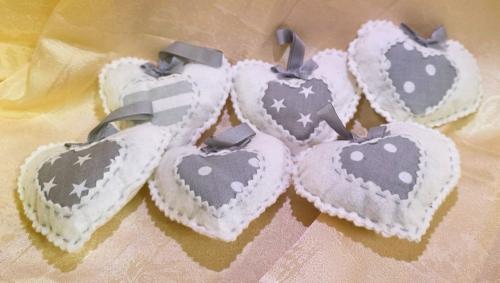 Bílošedivá srdíčka 