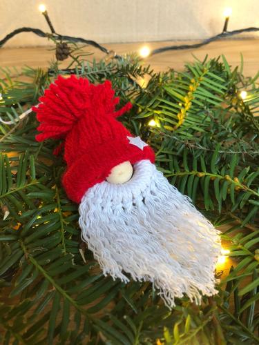 Ozdoba skřítek červený