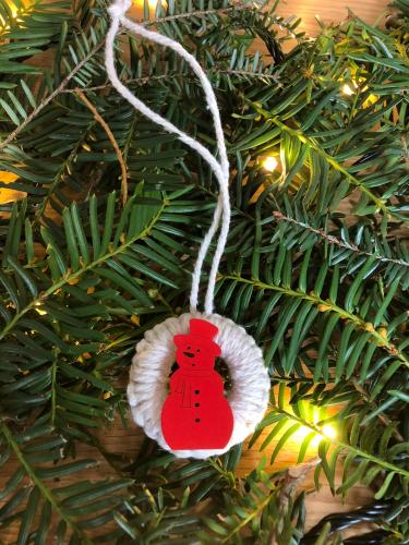 Ozdoba se sněhulákem béžová