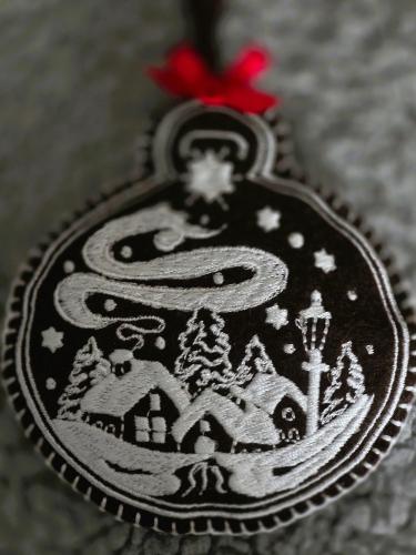 Ozdoby strojově vyšívané