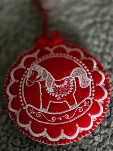 Ozdoby strojově vyšívané