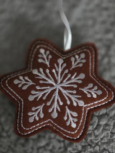 Ozdoby strojově vyšívané