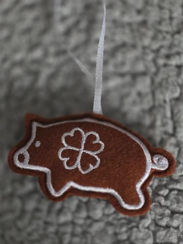 Ozdoby strojově vyšívané