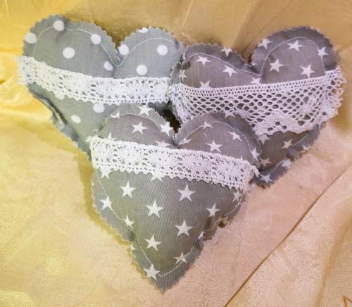 Šedá srdíčka s puntíky