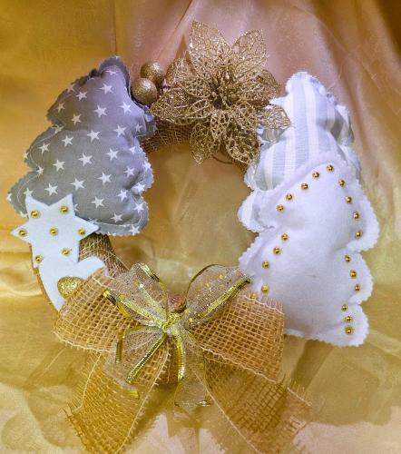 Věnec se stromečky s kytkou