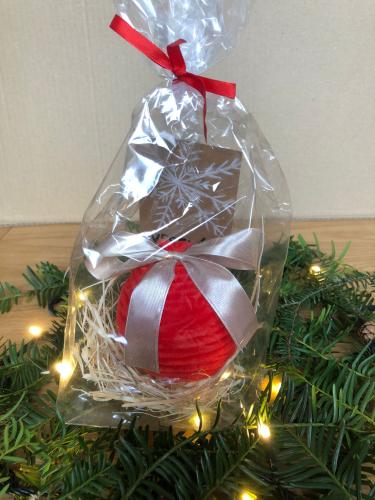 kulatá ozdoba červená se záložkou do knížky