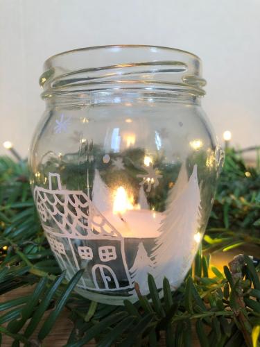 svícínek domek s plotem a stromečky