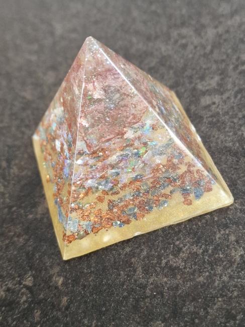 Malá pyramida 5 cm, pryskyřice
