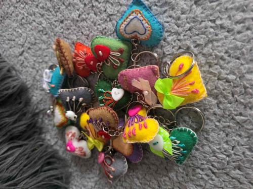 Malá srdíčka přívěsky - filc, náhodný výběr