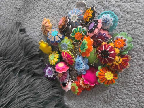 Malé kytičky přívěsky - filc, náhodný výběr