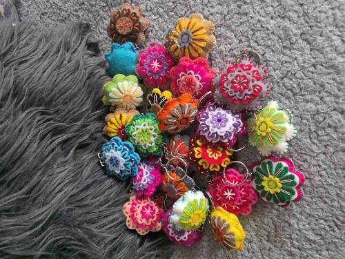 Střední kytičky přívěsky - filc, náhodný výběr