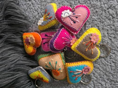 Velká srdíčka přívěsky - filc, náhodný výběr