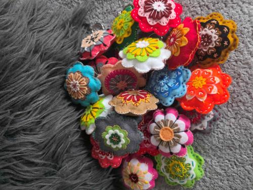 Velké kytičky přívěsky - filc, náhodný výběr