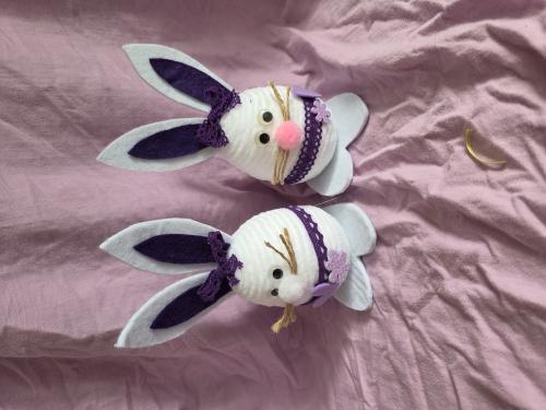 Zajíci z vejce tmavě fialové uši uvnitř